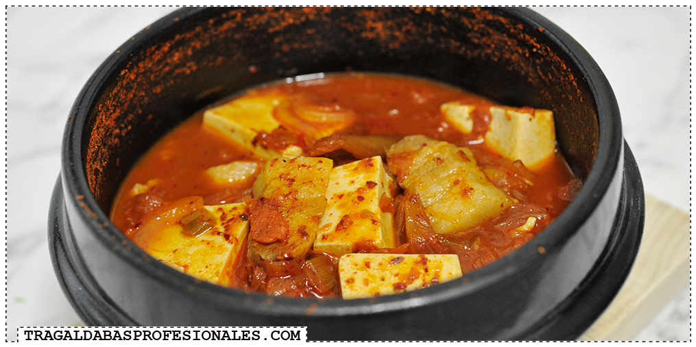 Tragaldabas Profesionales - Sopa coreana kimchi jjigae