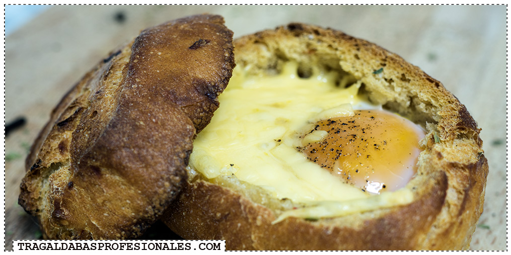 Receta de huevos al horno en bollo de pan - Tragaldabas Profesionales