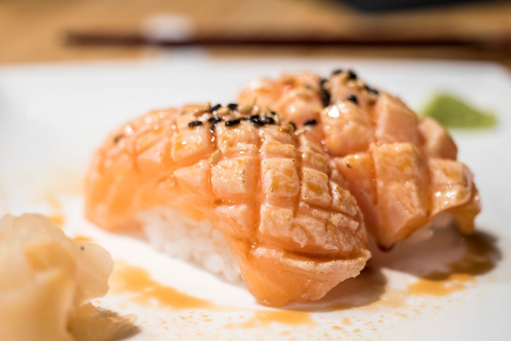 sushi-en-bici-madrid-tragaldabas-profesionales-nigiri-salmon